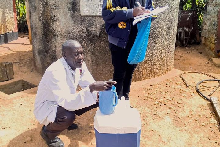 Probennahme für die Überprüfung der Wasserqualität aus den ROCK Zisternen