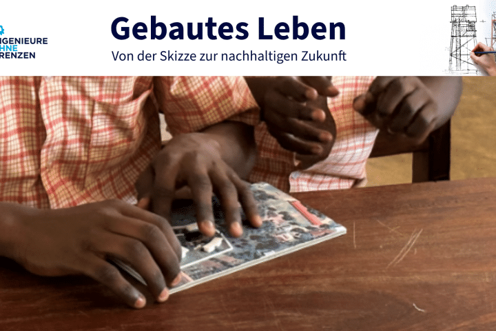 Das Bild zeigt zwei Handpaare, die durch ein Braille-Model, was auf einem Tisch liegt, das Modell für ihre neue Schule ertasten, die gebaut werden soll
