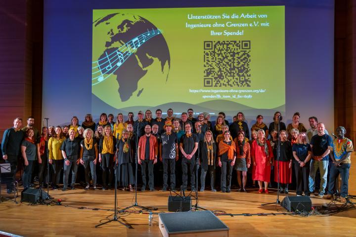 Sänger*innen des Projektchors Echoes of Change während des Benefizkonzerts zugunsten von Ingenieure ohne Grenzen e.V.