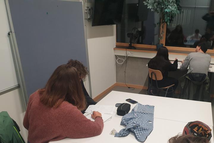 Das Bild zeigt einen Ort an dem Nachhilfe für Mathematik gegeben wird