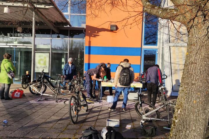 Mitglieder der Fahrradwerkstatt Ilmenau bei einer gemeinsamen Öffnung mit dem Repariertreff Ilmenau