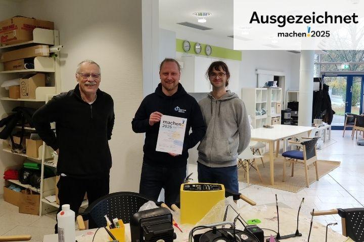 Mitglieder des Repariertreff Ilmenau mit der Urkunde zum machen!-Wettbewerb 2025