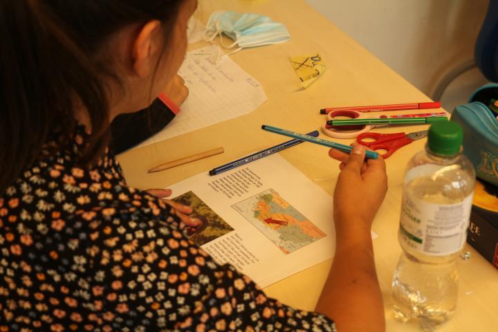 Schülerin bei der Durchführung einer Aufgabe im Workshop zur Nachhaltigkeit